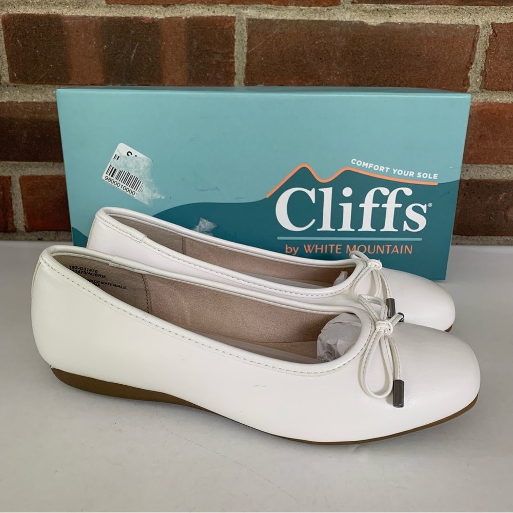 Cliffs by White Mountain Women's Aubrie white slip on flats loafers US 6 M
